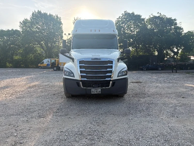 2020 Freightliner Cascadia in Dallas, TX — photo 2