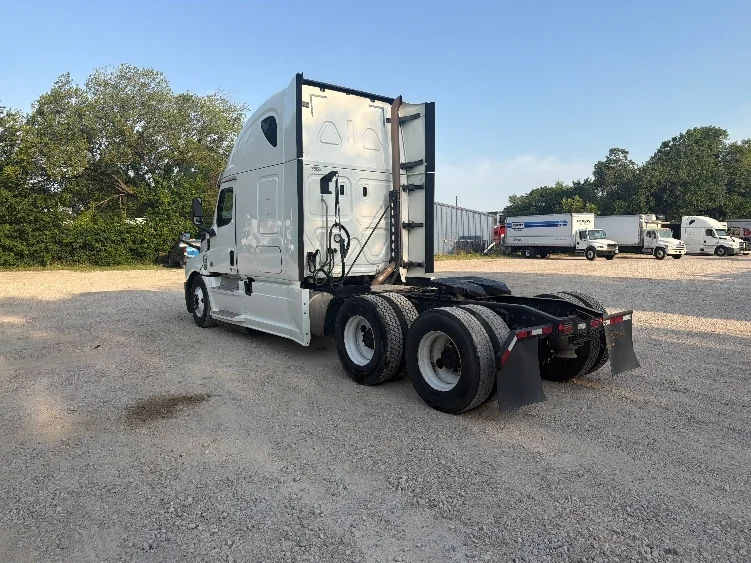 2020 Freightliner Cascadia in Dallas, TX — photo 5