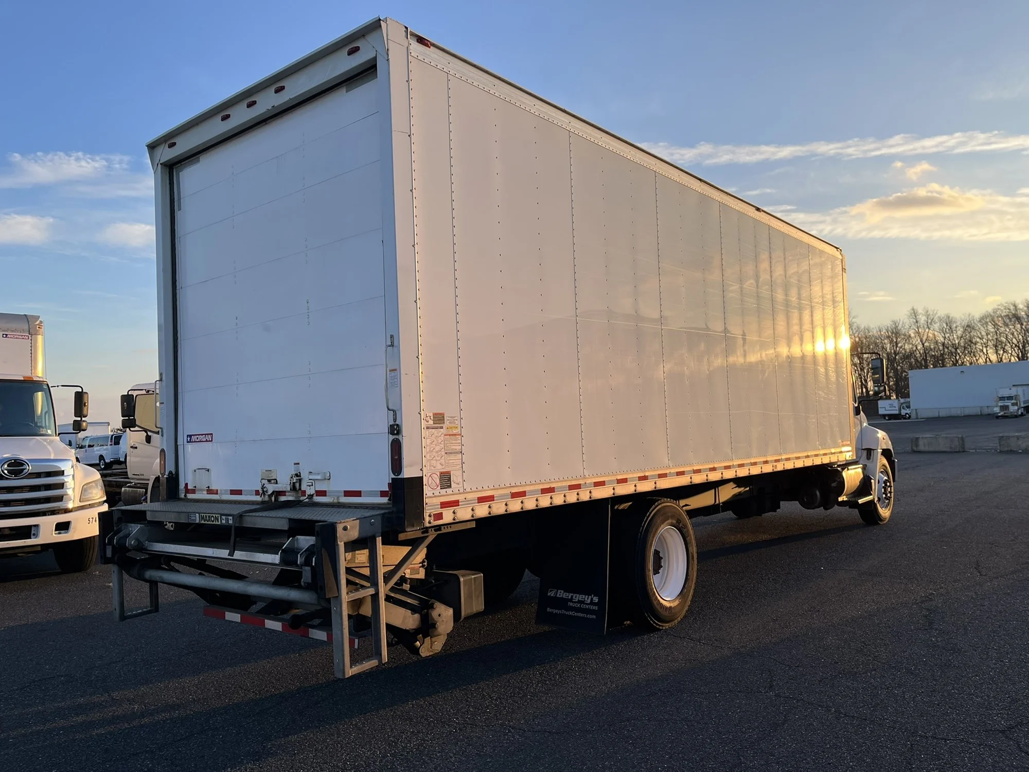 2020 Hino 338 - image 4