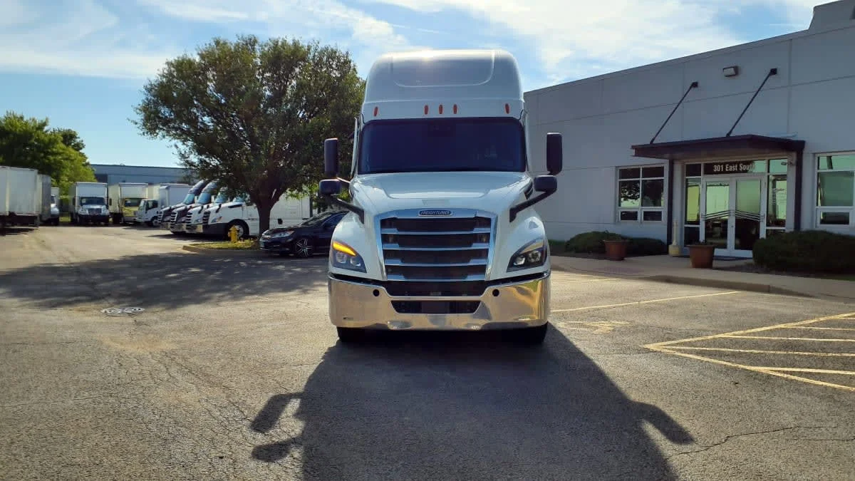2023 Freightliner Cascadia in Bolingbrook, IL — photo 2