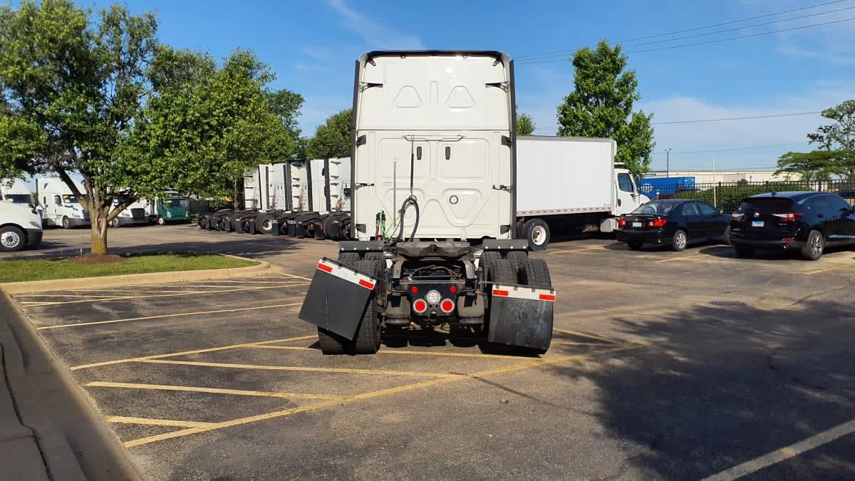 2023 Freightliner Cascadia in Bolingbrook, IL — photo 5