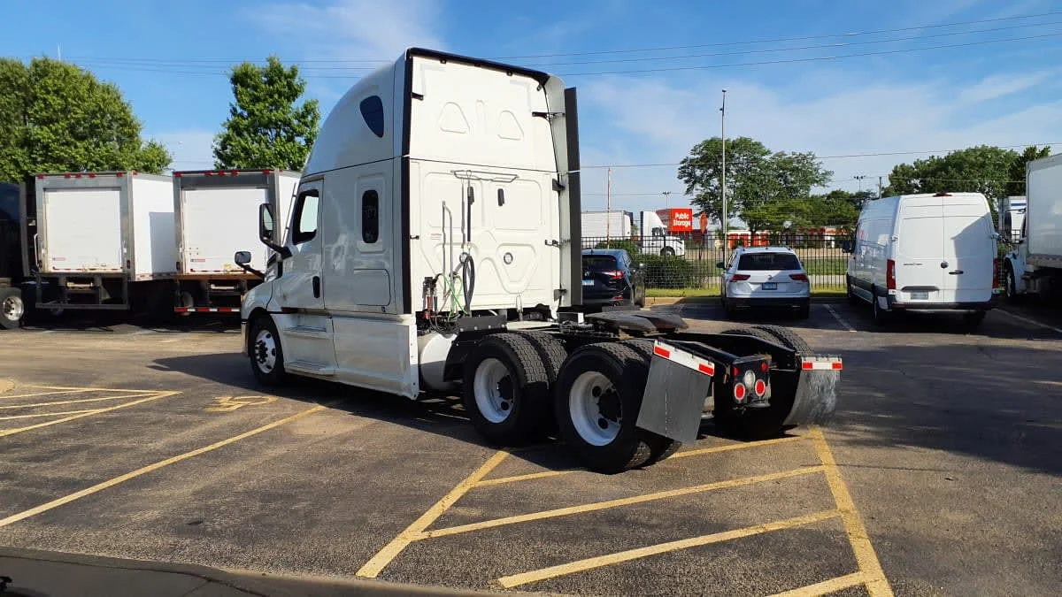 2023 Freightliner Cascadia in Bolingbrook, IL — photo 6