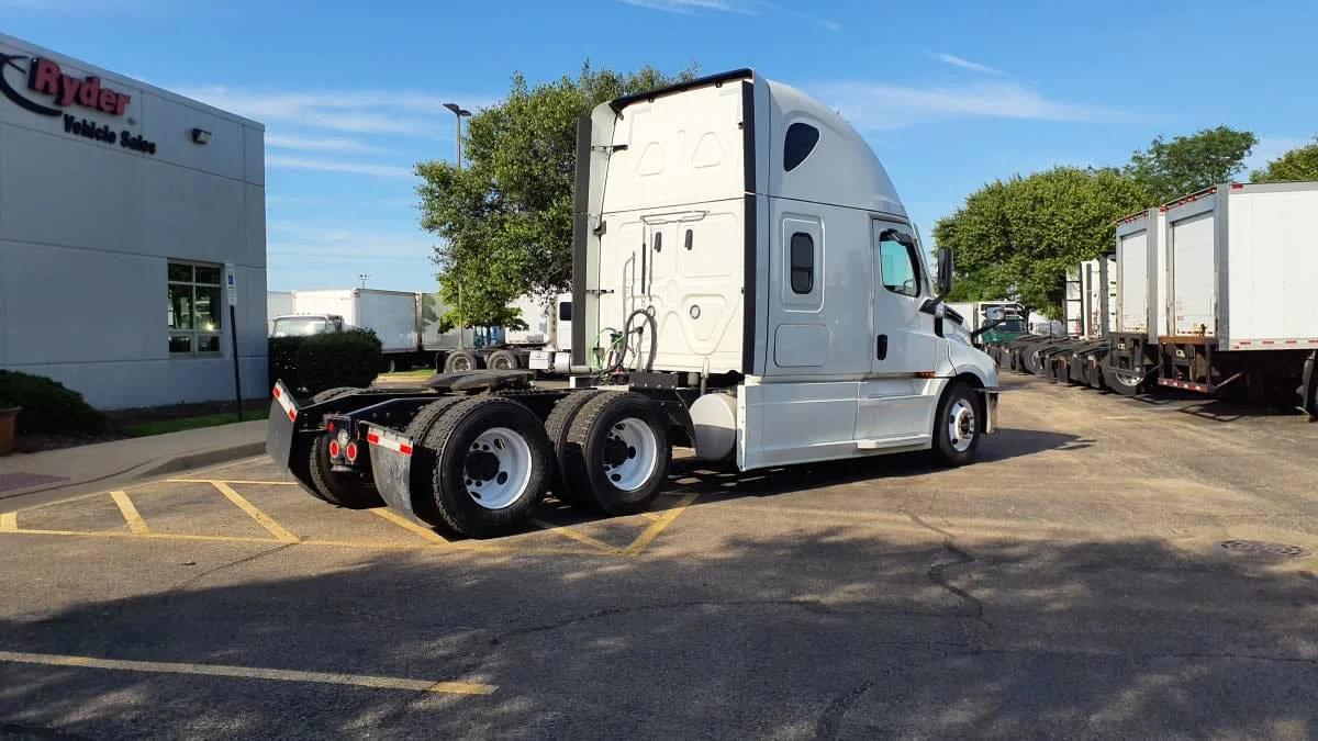 2023 Freightliner Cascadia in Bolingbrook, IL — photo 4