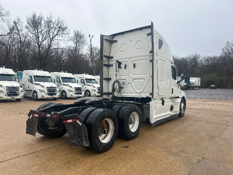 2022 Freightliner Cascadia - image 7