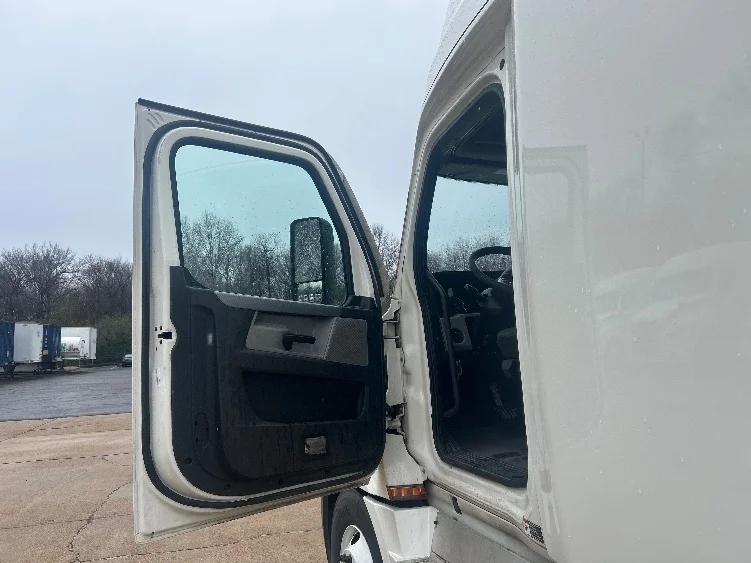 2022 Freightliner Cascadia - image 9