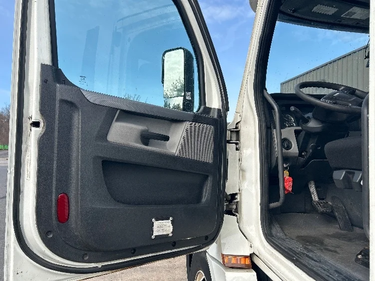 2020 Freightliner Cascadia in Essex, MD — photo 9