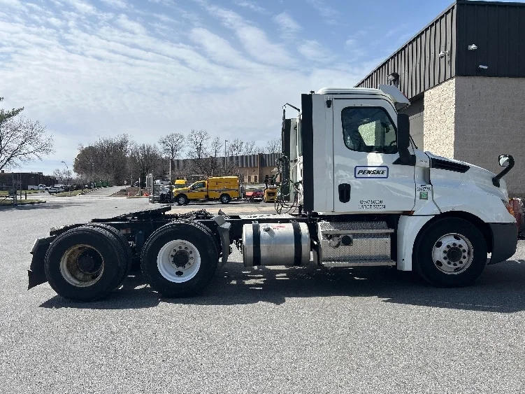 2020 Freightliner Cascadia in Essex, MD — photo 8