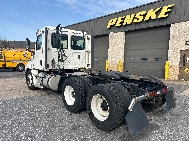 2020 Freightliner Cascadia in Essex, MD — photo 5