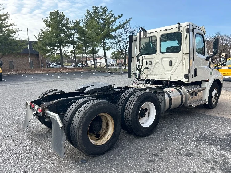 2020 Freightliner Cascadia in Essex, MD — photo 7
