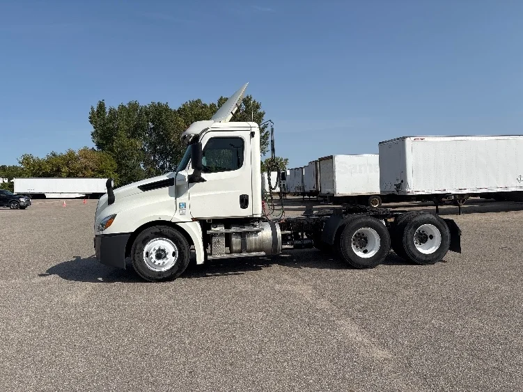 2019 Freightliner Cascadia in Lansing, MI — photo 4