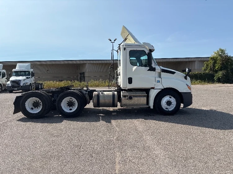 2019 Freightliner Cascadia in Lansing, MI — photo 8