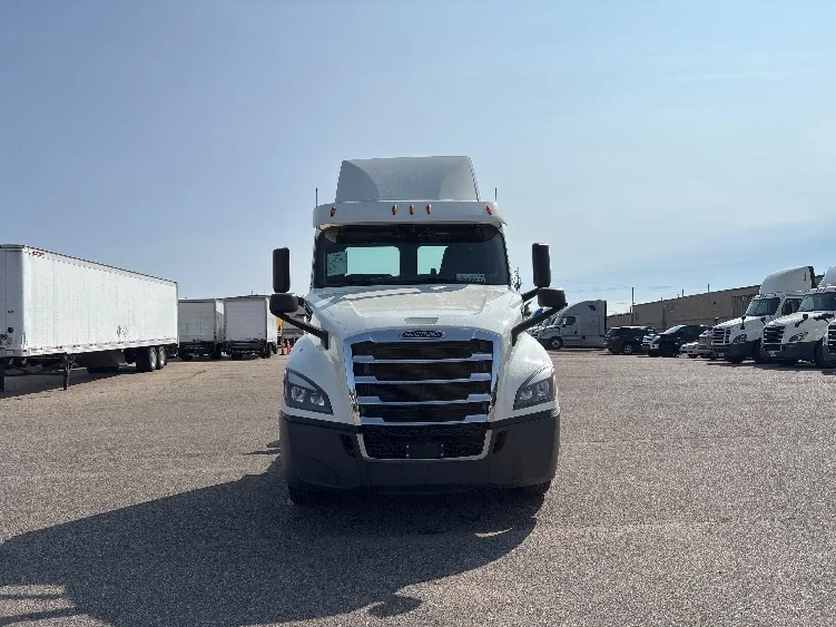 2019 Freightliner Cascadia in Lansing, MI — photo 2