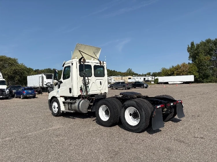2019 Freightliner Cascadia in Lansing, MI — photo 5