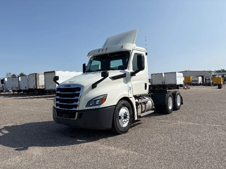 2019 Freightliner Cascadia in Lansing, MI — photo 3