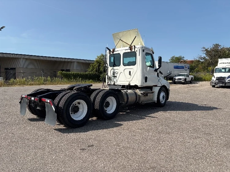 2019 Freightliner Cascadia in Lansing, MI — photo 7