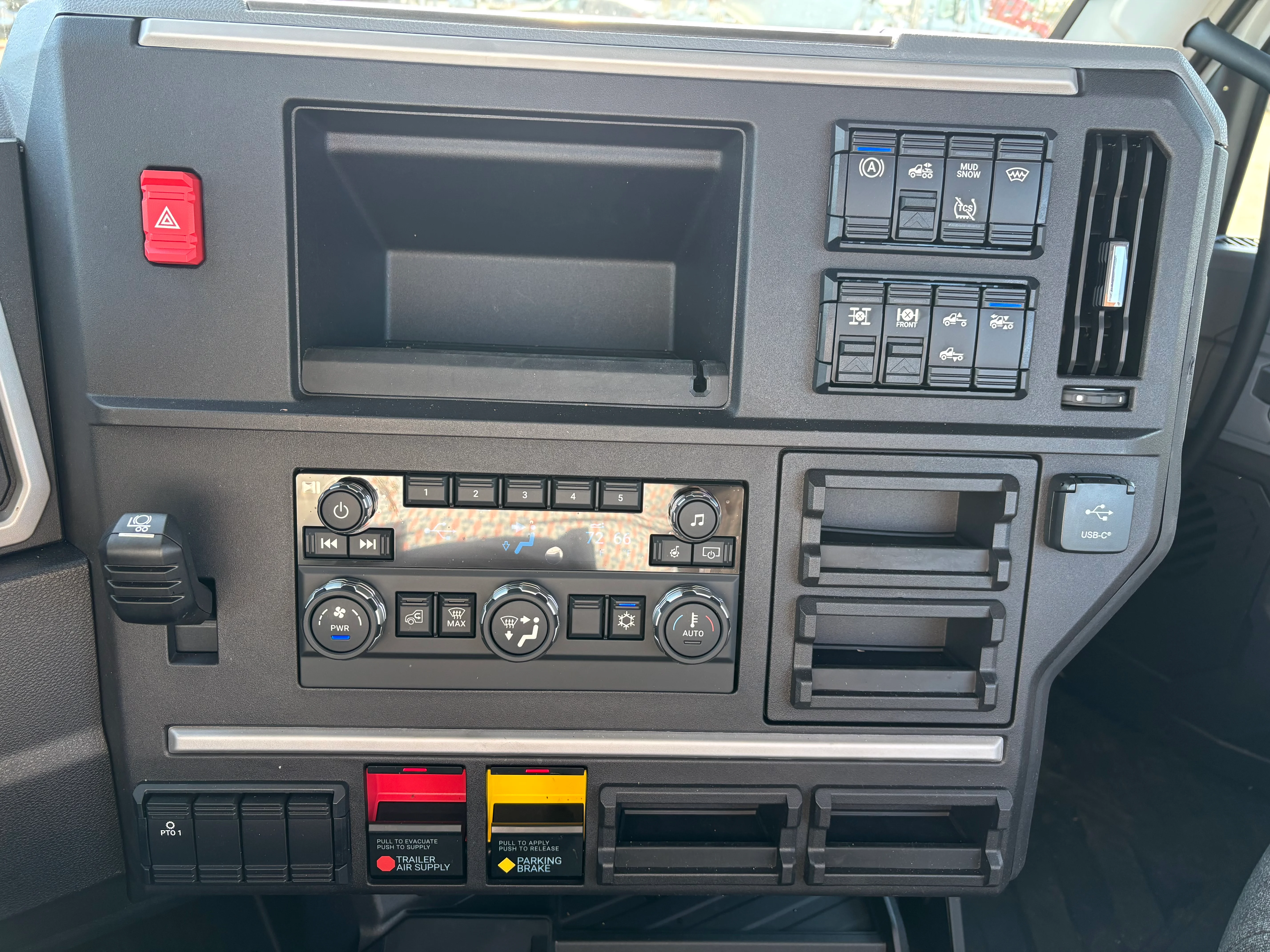 2027 Mack Anthem in TX — photo 16