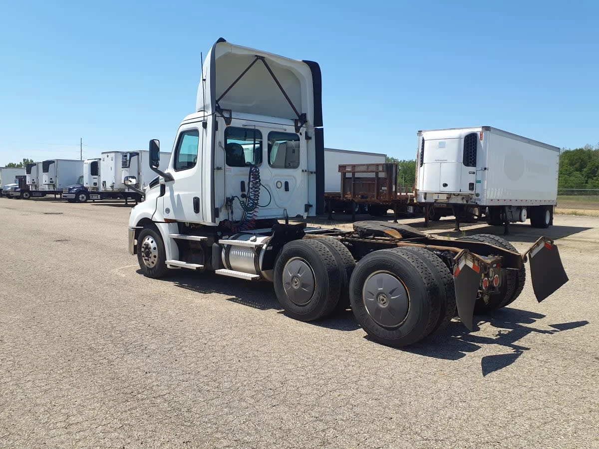 2020 Freightliner Cascadia in Wayland, MI — photo 6