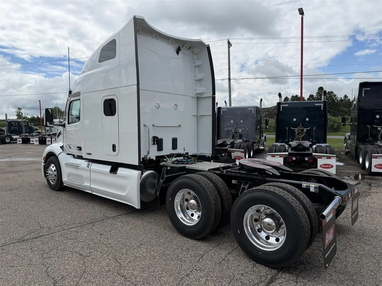 2027 Peterbilt 579 in Eau Claire, WI — photo 2