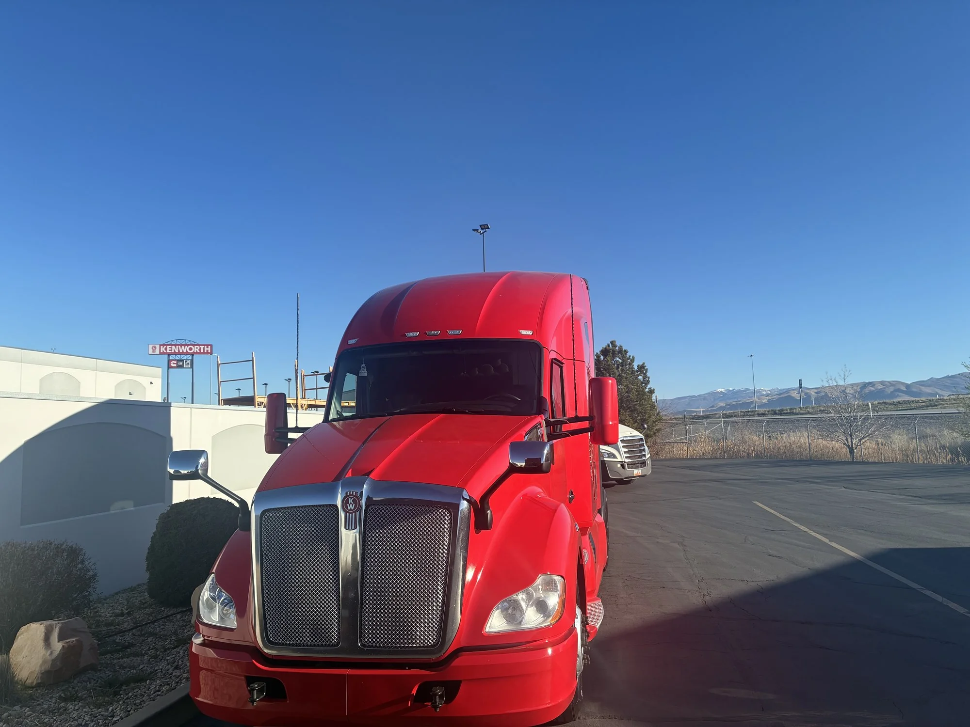 2022 Kenworth T680 - image 3