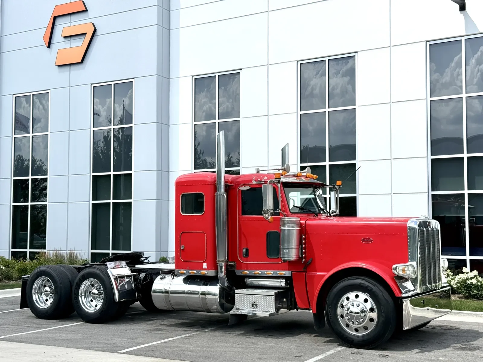 2011 Peterbilt 389 in New Lenox, IL — photo 2