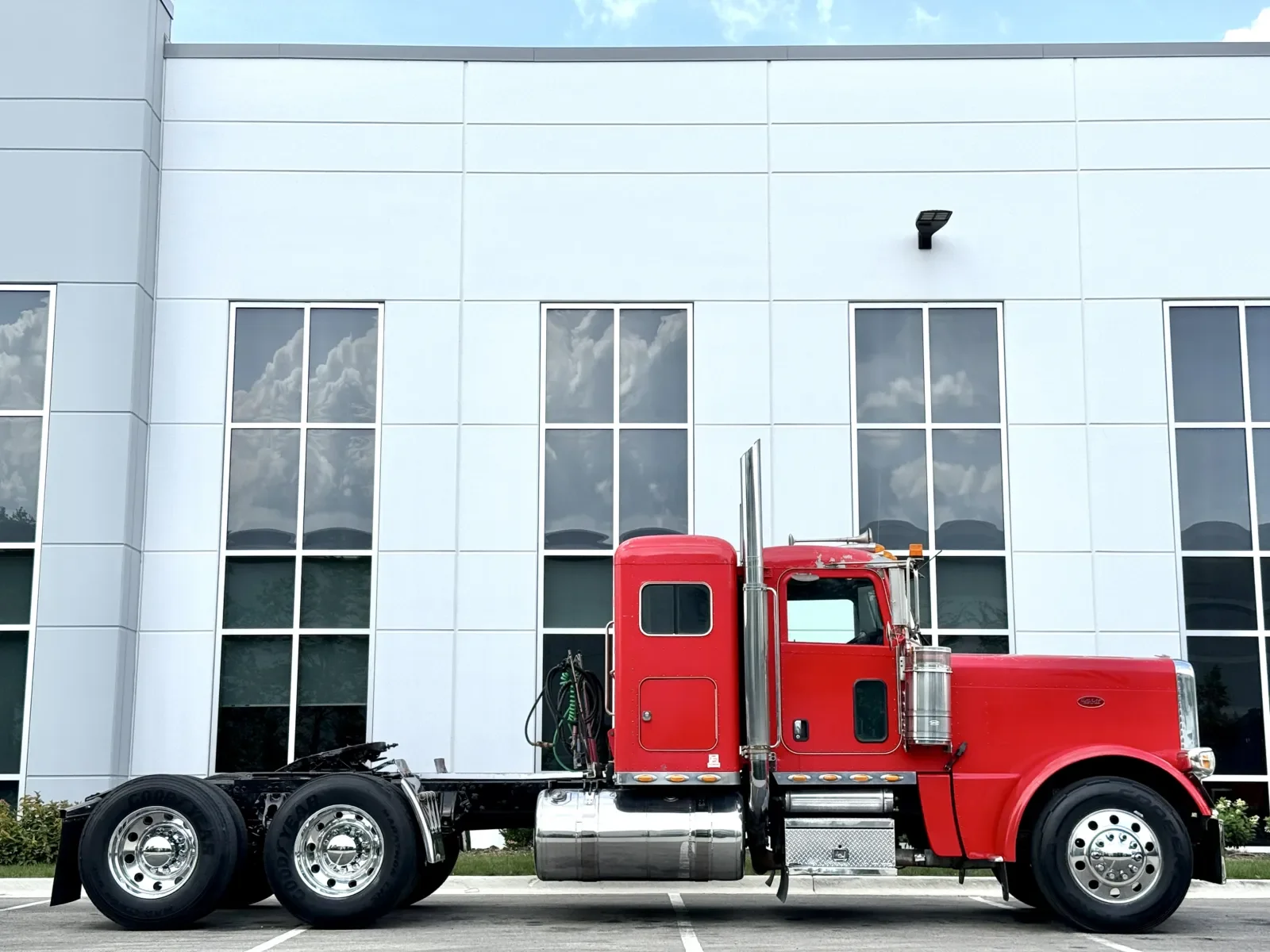 2011 Peterbilt 389 in New Lenox, IL — photo 3