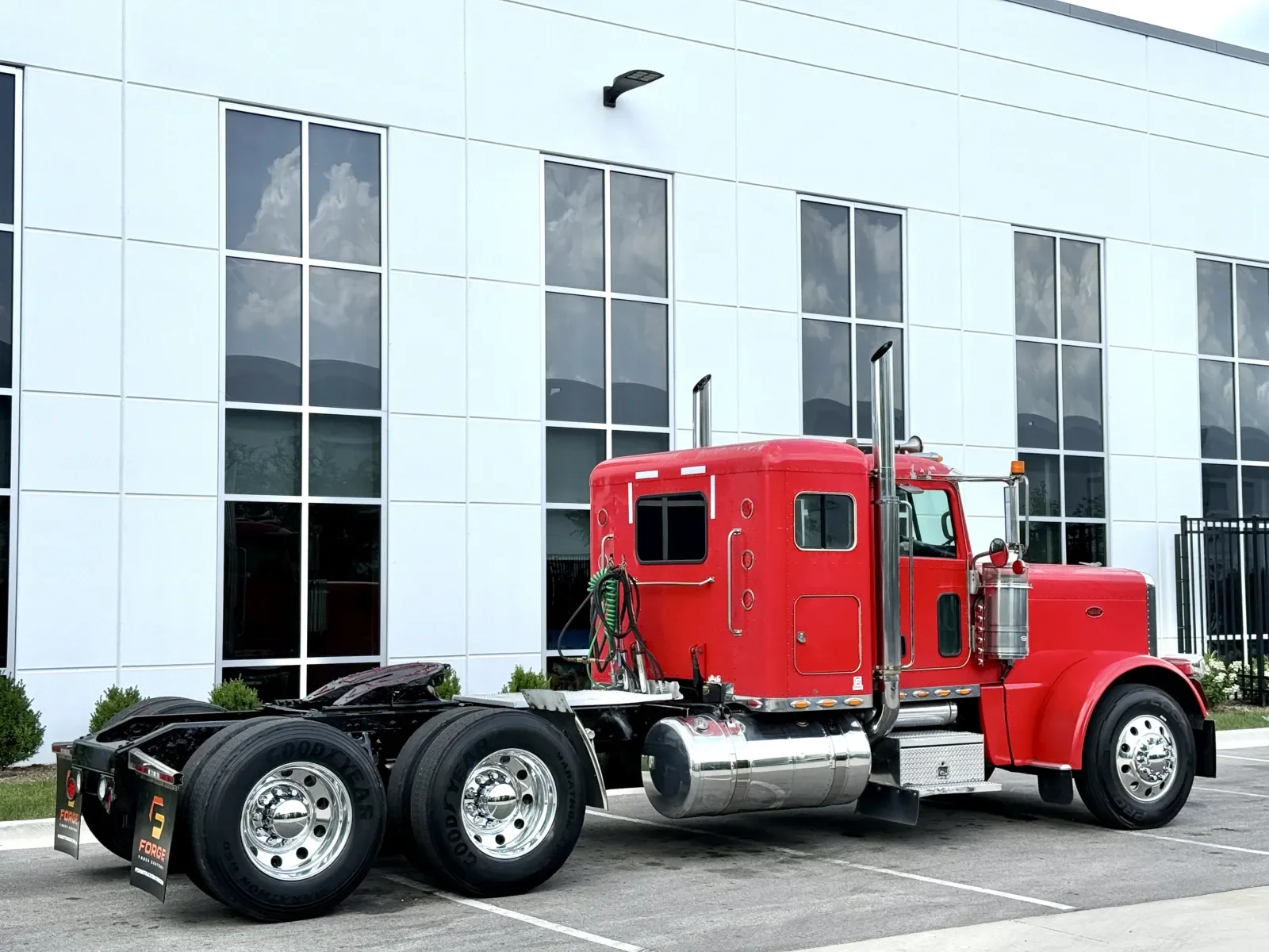 2011 Peterbilt 389 in New Lenox, IL — photo 5