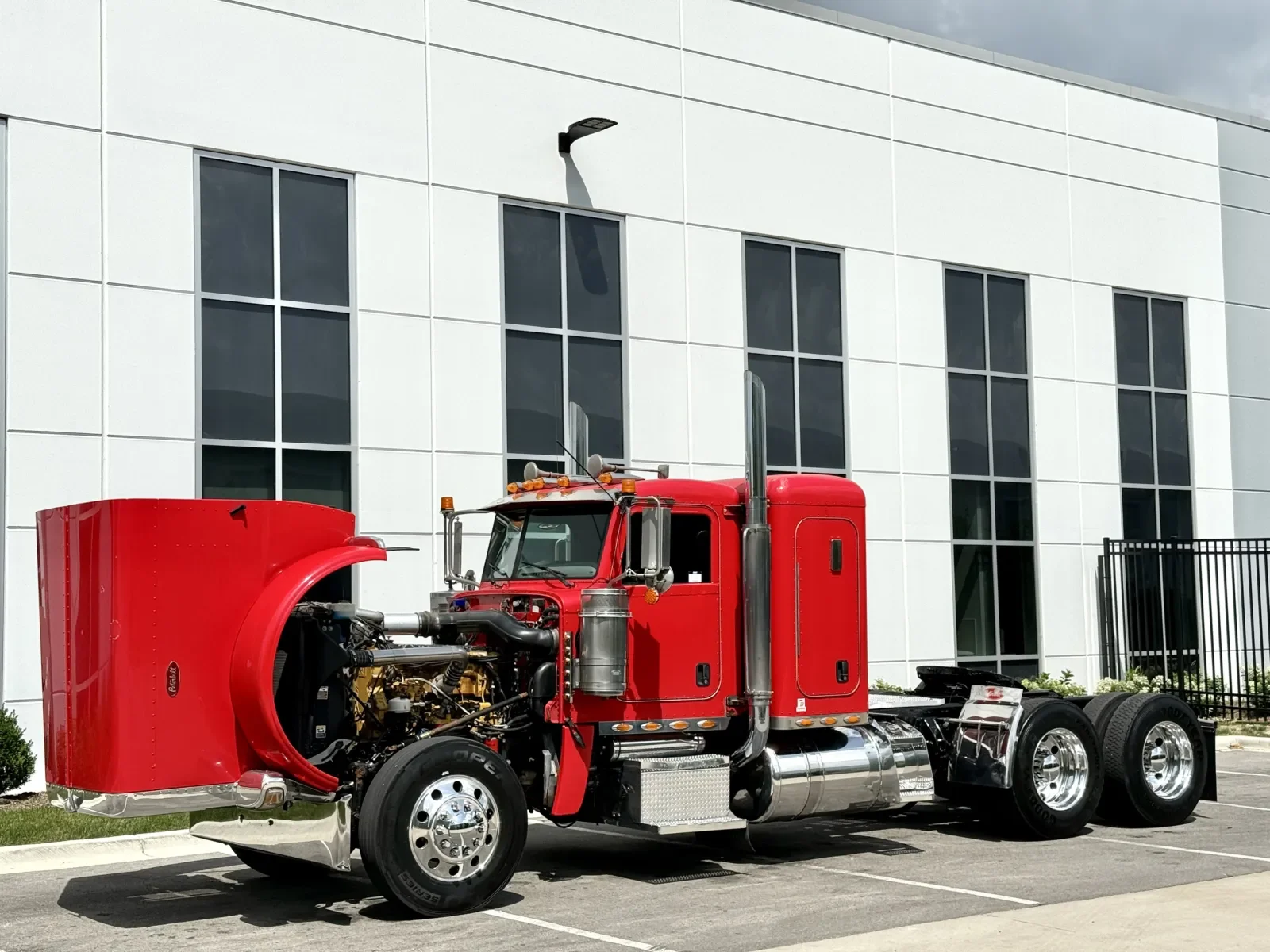 2011 Peterbilt 389 in New Lenox, IL — photo 10