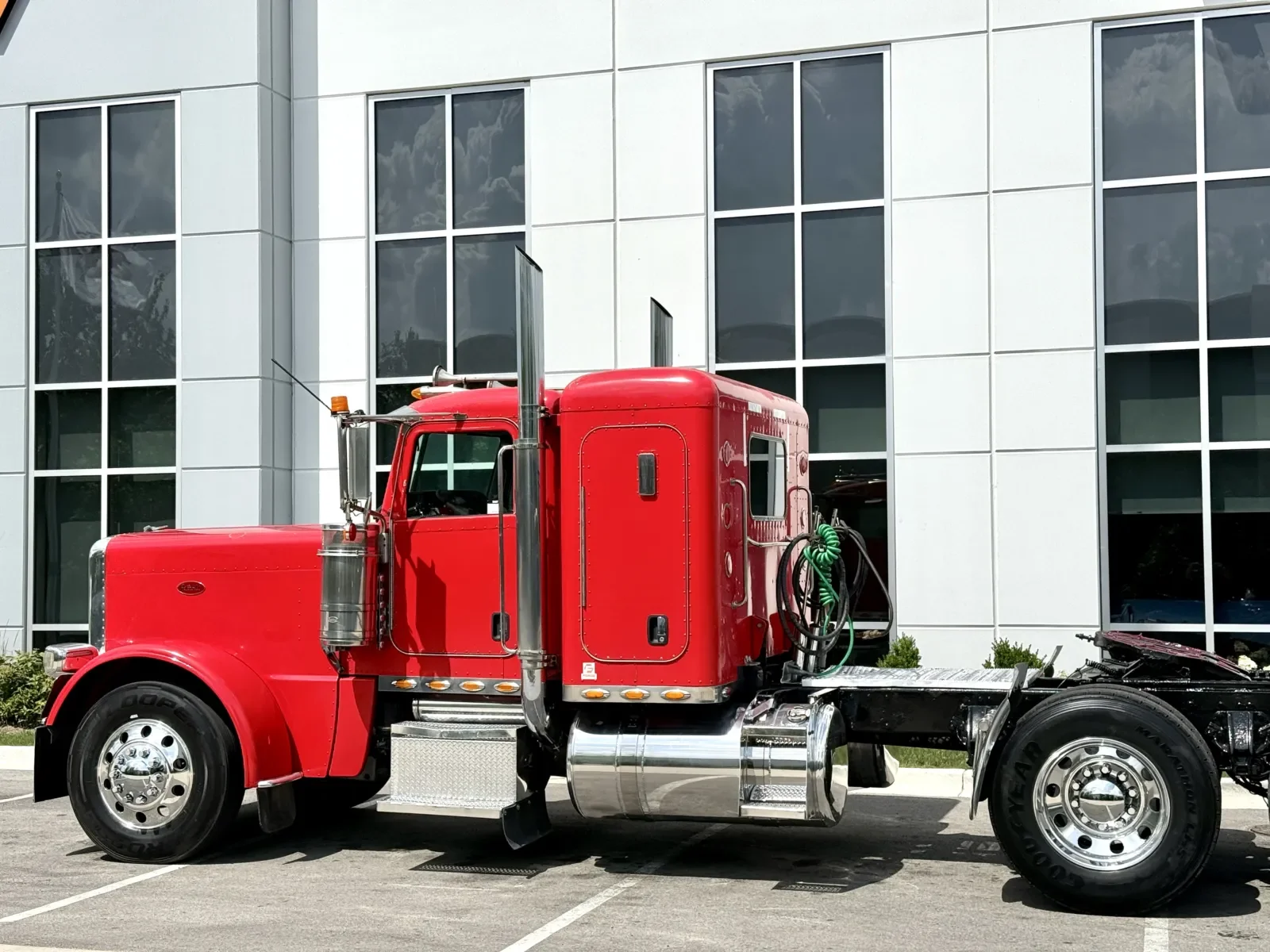 2011 Peterbilt 389 in New Lenox, IL — photo 8