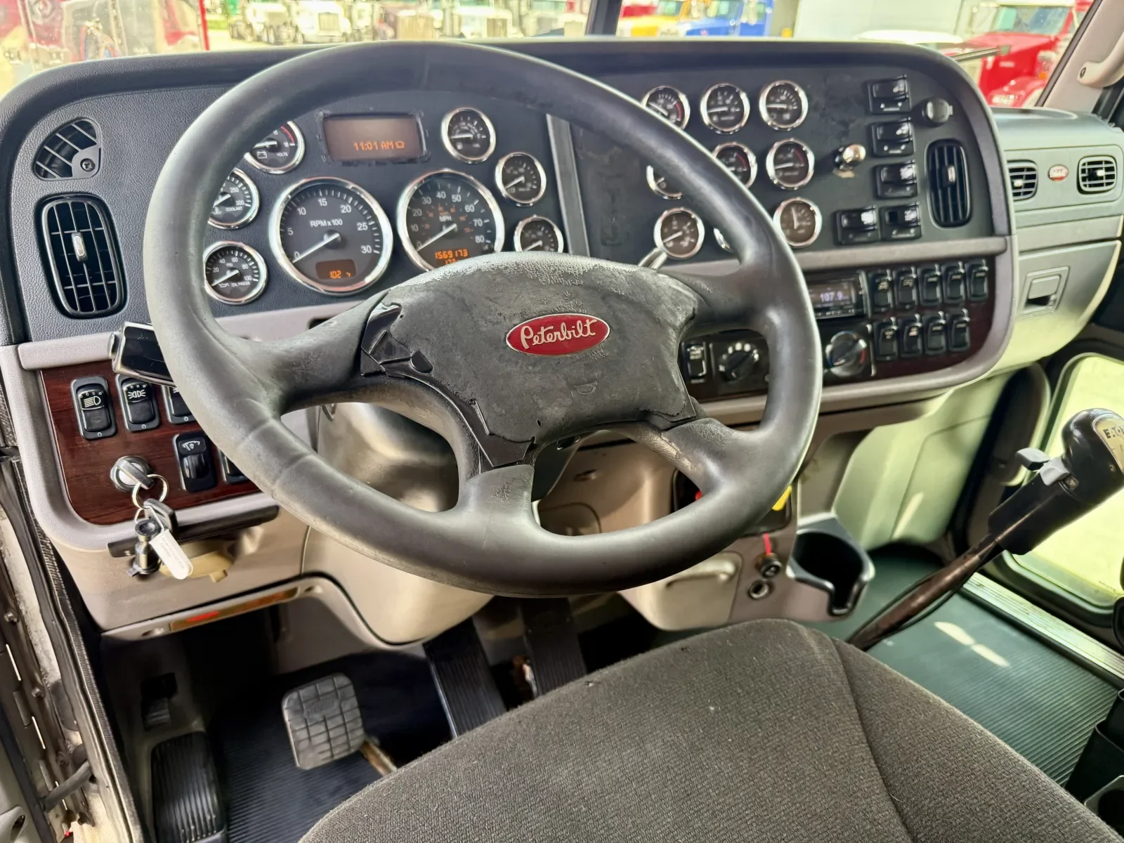 2011 Peterbilt 389 in New Lenox, IL — photo 15
