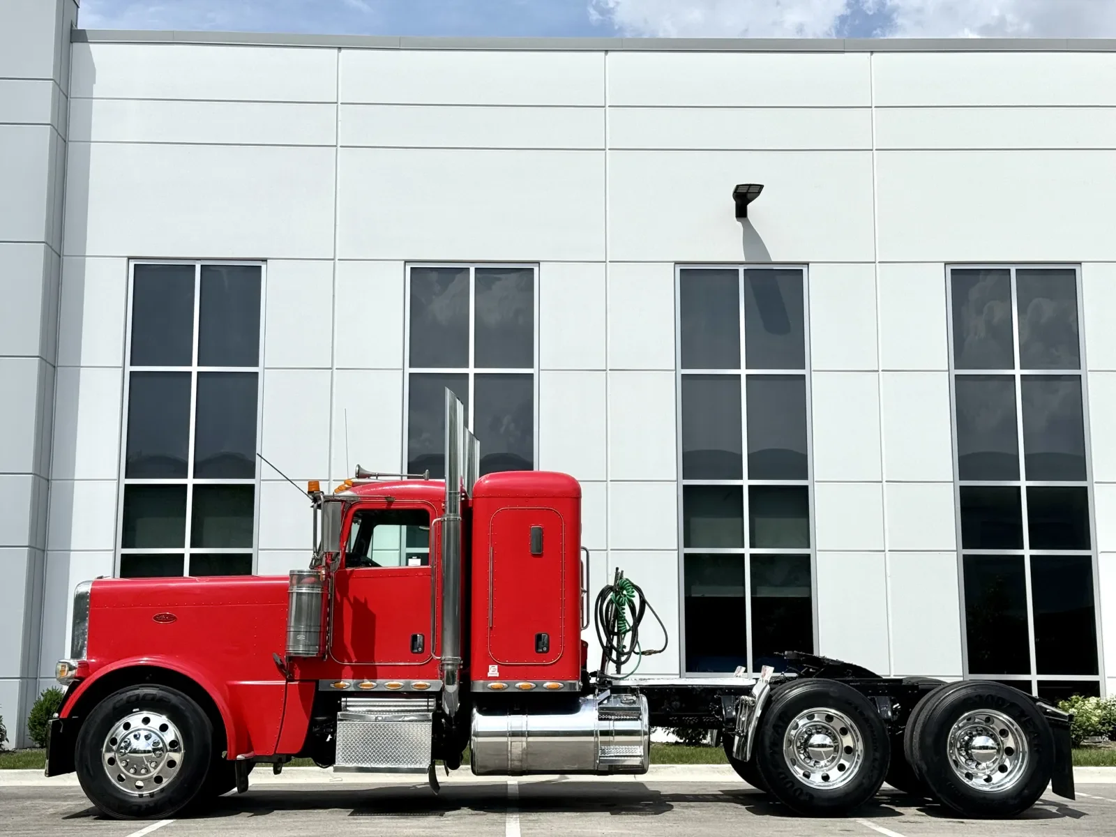 2011 Peterbilt 389 in New Lenox, IL — photo 4