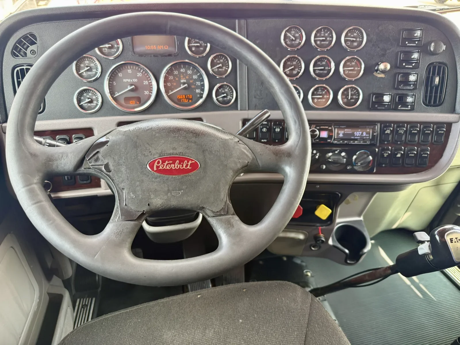 2011 Peterbilt 389 in New Lenox, IL — photo 16