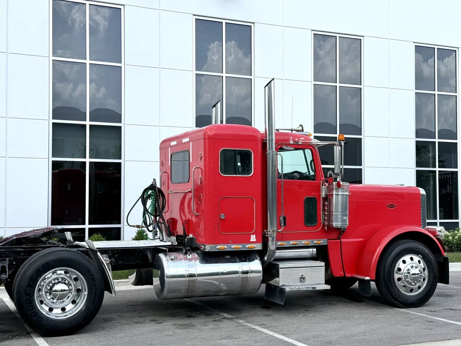 2011 Peterbilt 389 in New Lenox, IL — photo 7
