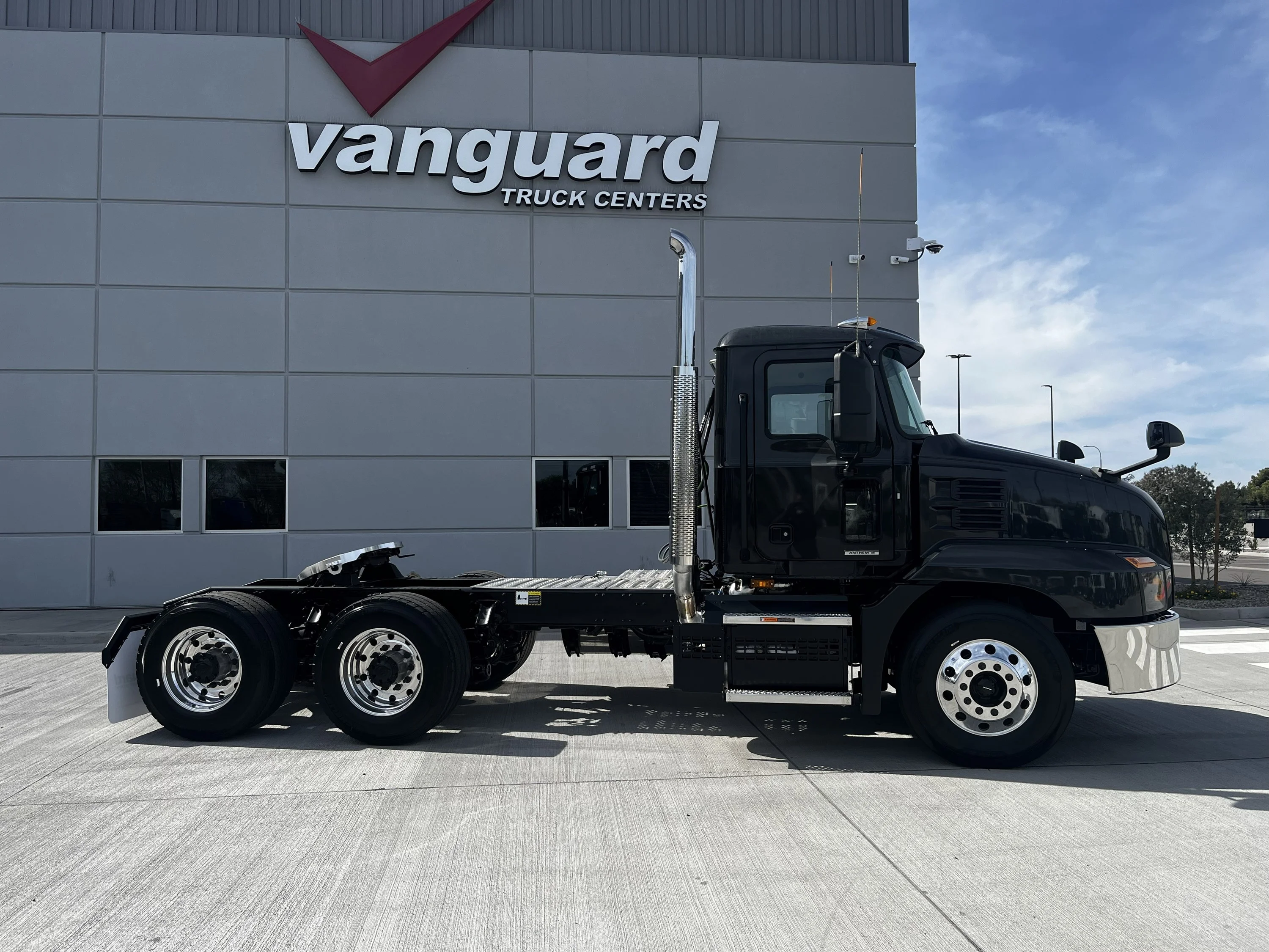 2025 Mack Anthem in Tolleson, AZ — photo 2