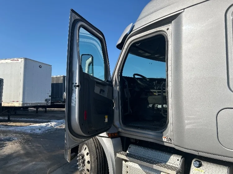 2020 Freightliner Cascadia - image 9