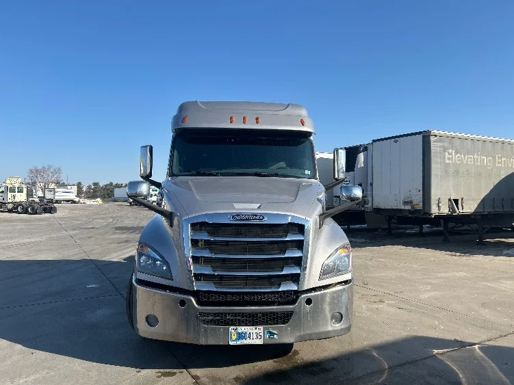 2020 Freightliner Cascadia - image 2