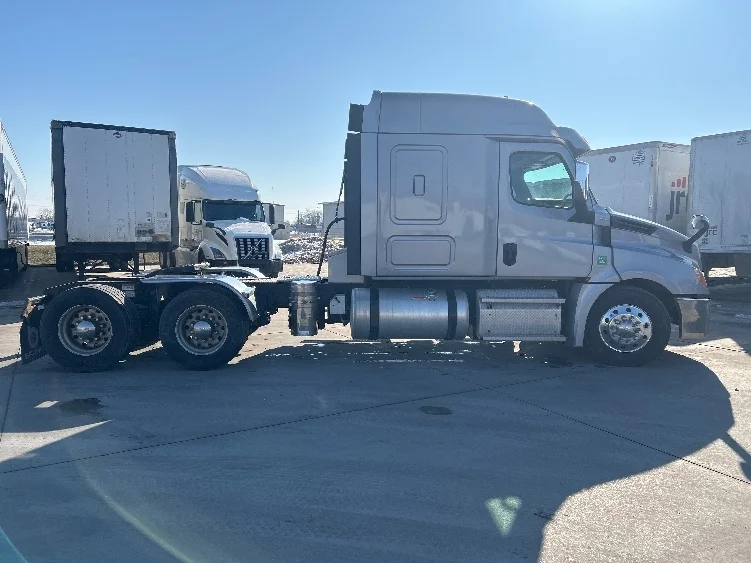 2020 Freightliner Cascadia - image 8