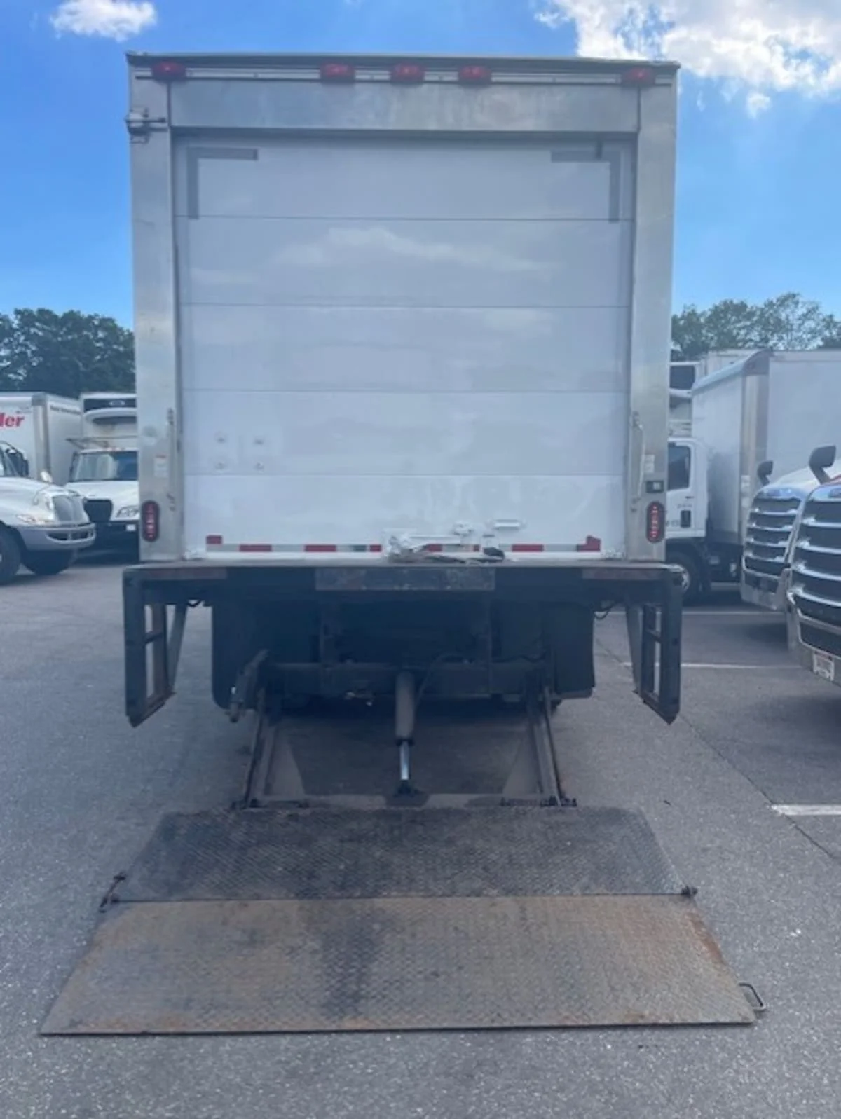 2017 Isuzu NRR - image 13