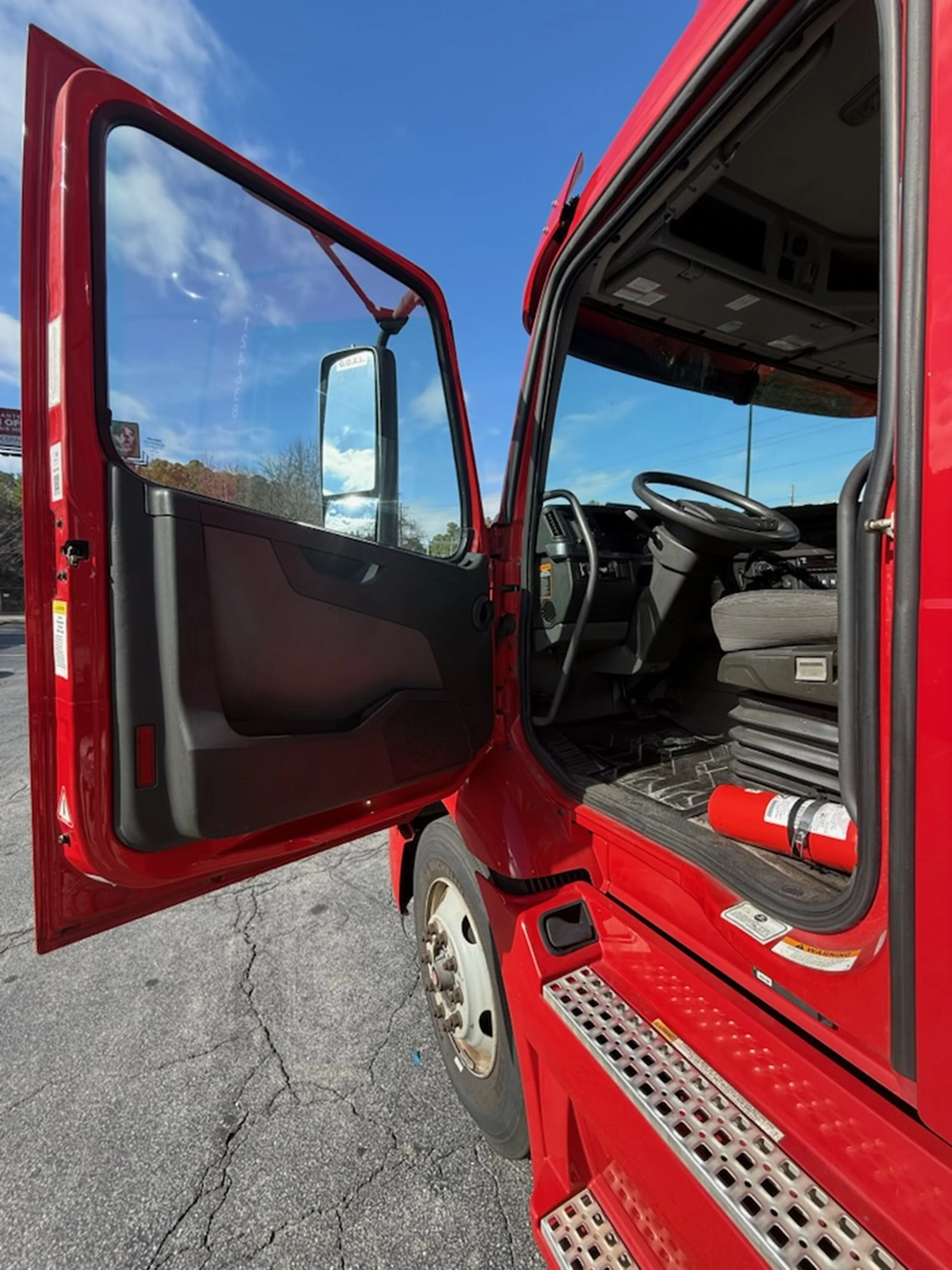 2021 Volvo VNR 640 - image 9