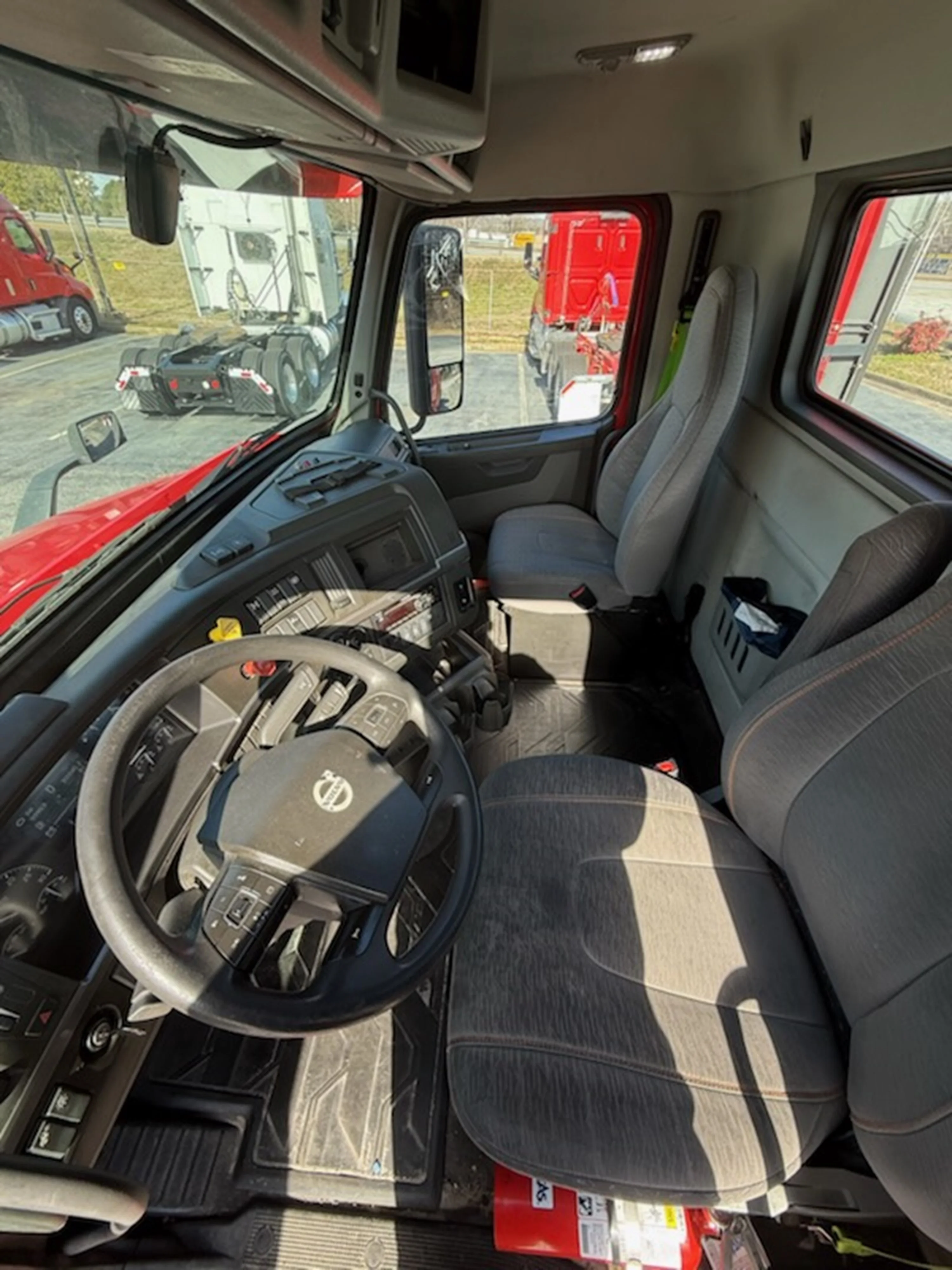 2021 Volvo VNR 640 - image 10