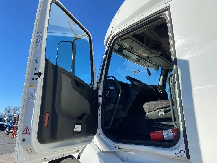 2022 Volvo VNL 760 - image 9