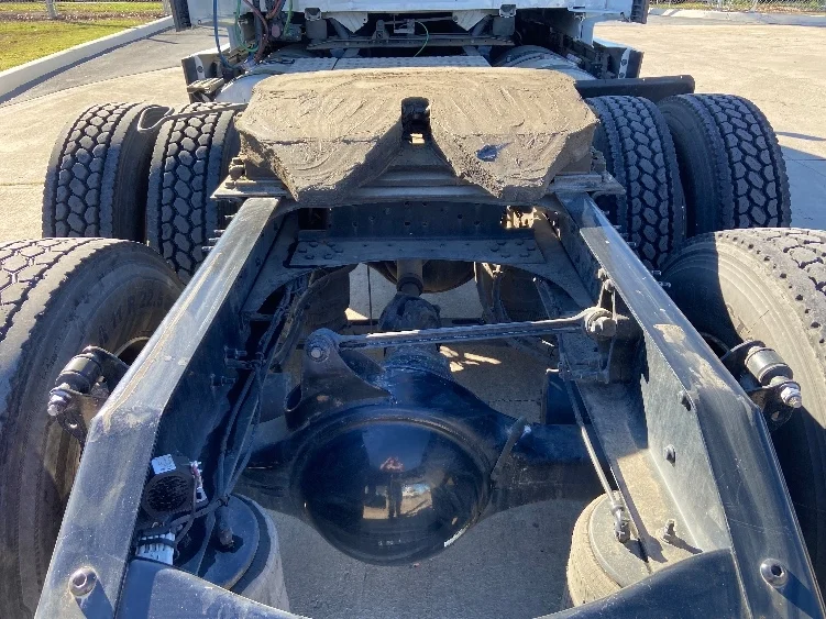 2022 Volvo VNL 760 - image 6