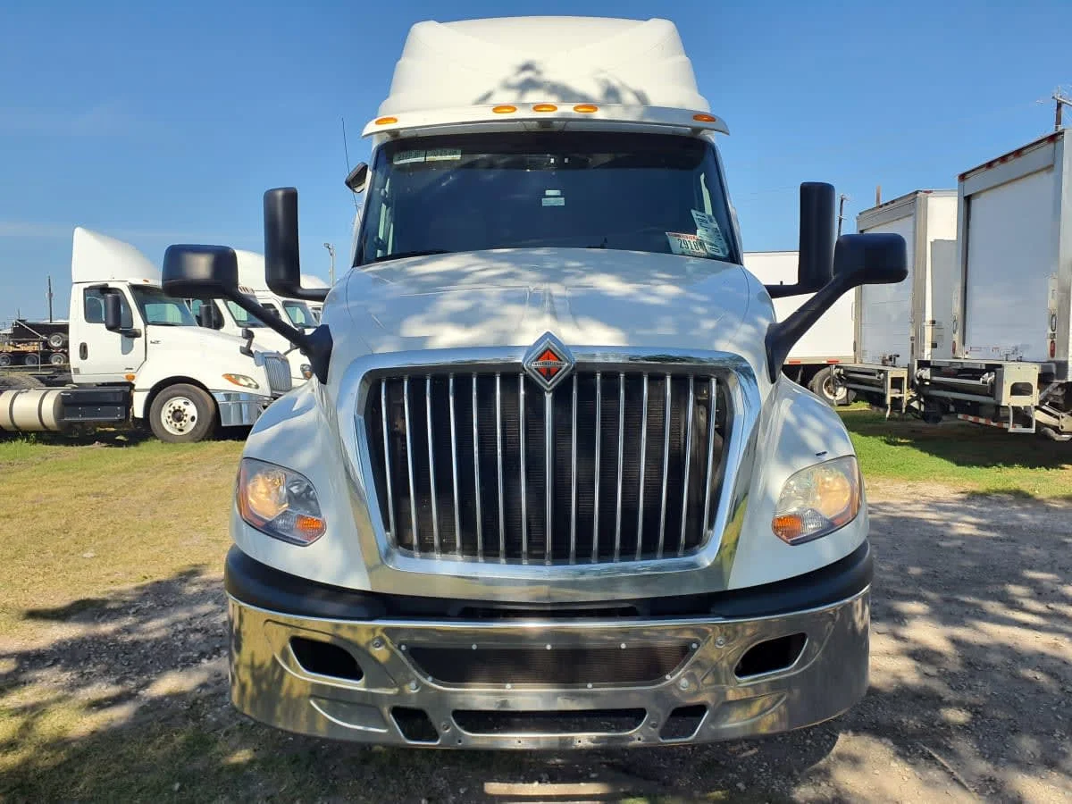 2020 International LT - image 2