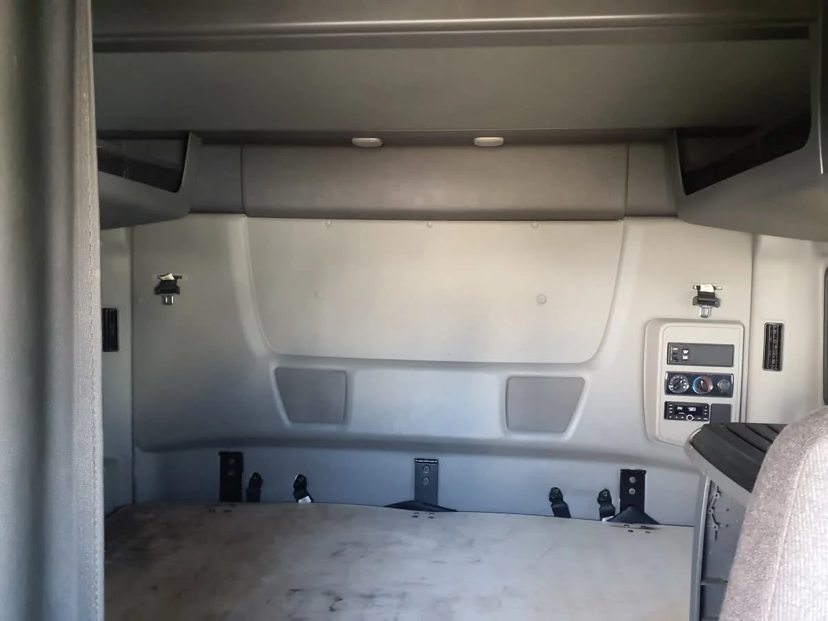 2020 International LT - image 8