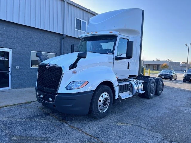 2025 International LT — photo 3
