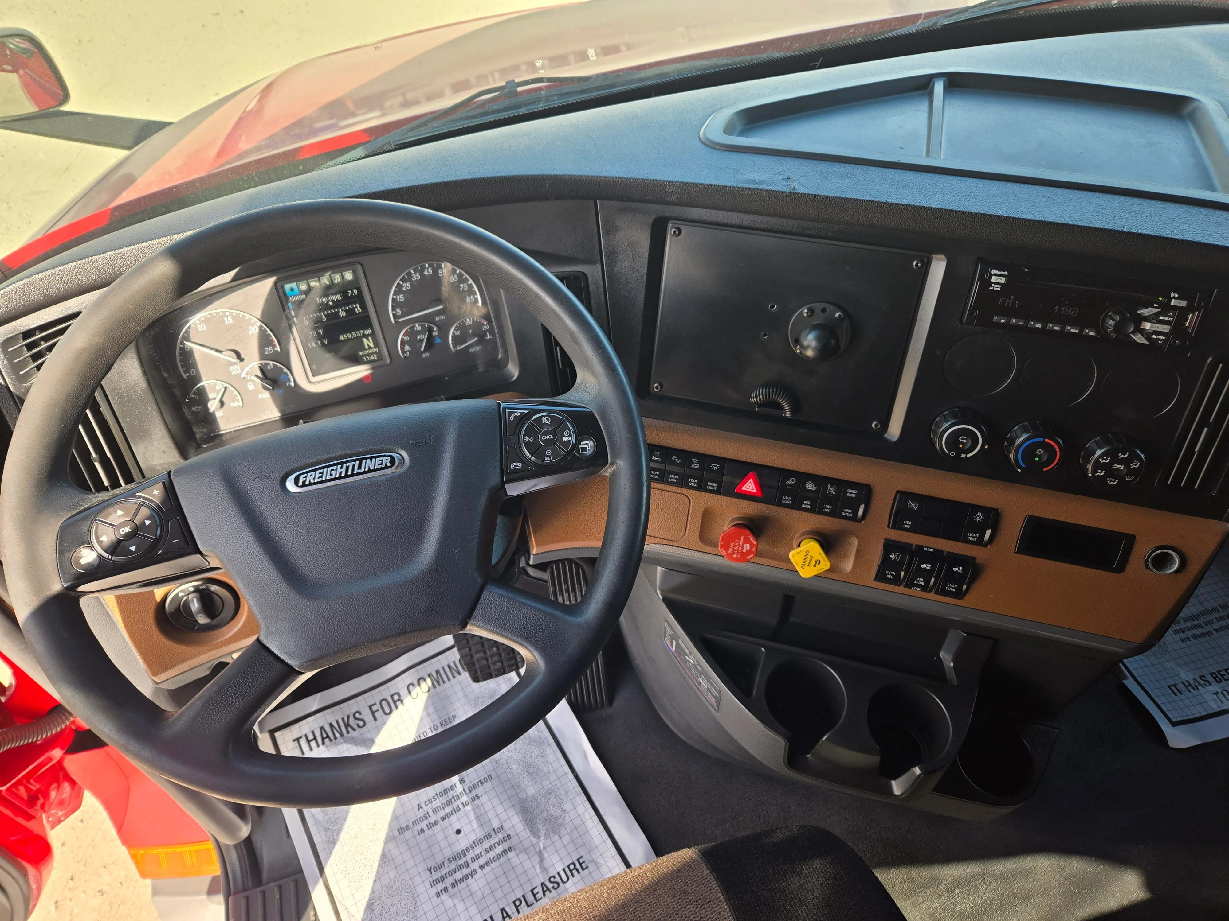 2021 Freightliner Cascadia in Fresno, CA — photo 11