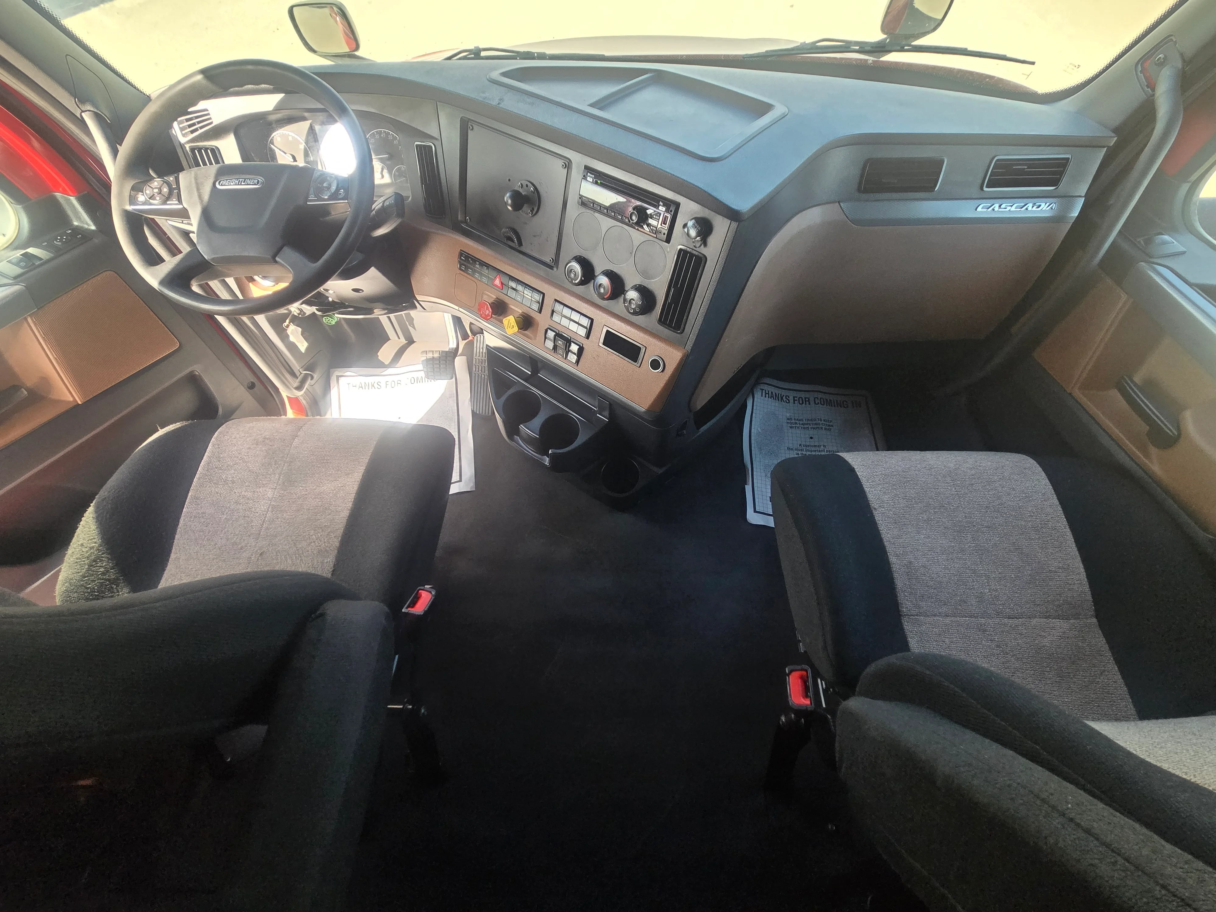 2021 Freightliner Cascadia in Fresno, CA — photo 12