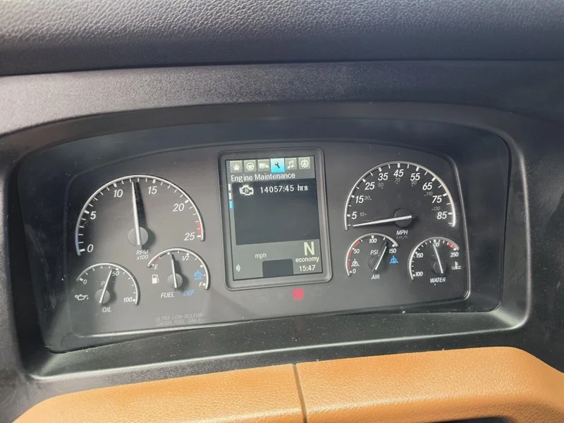 2021 Freightliner Cascadia in Fresno, CA — photo 10