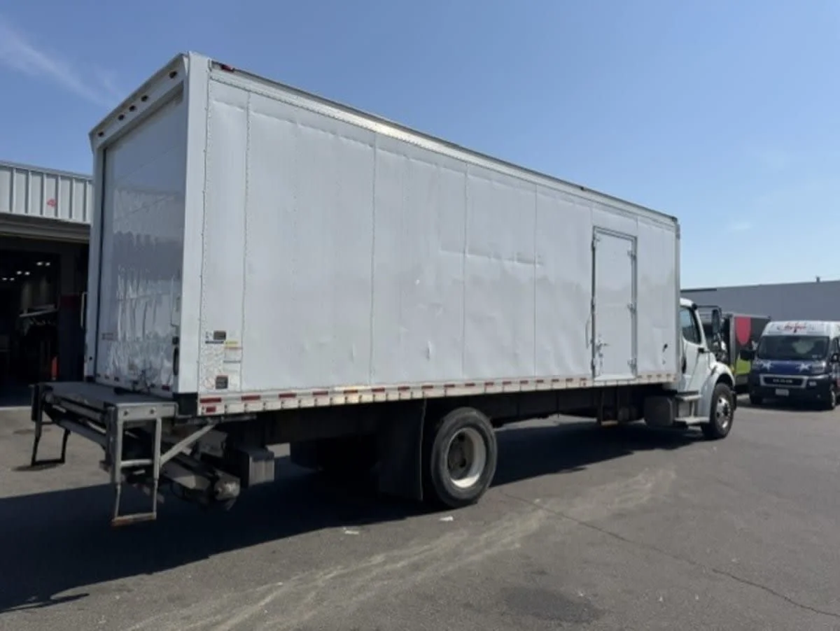 2019 Freightliner M2 106 in Farmingdale, NY — photo 4