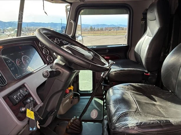 2023 Peterbilt 389 - image 9