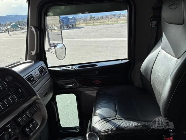 2023 Peterbilt 389 - image 12